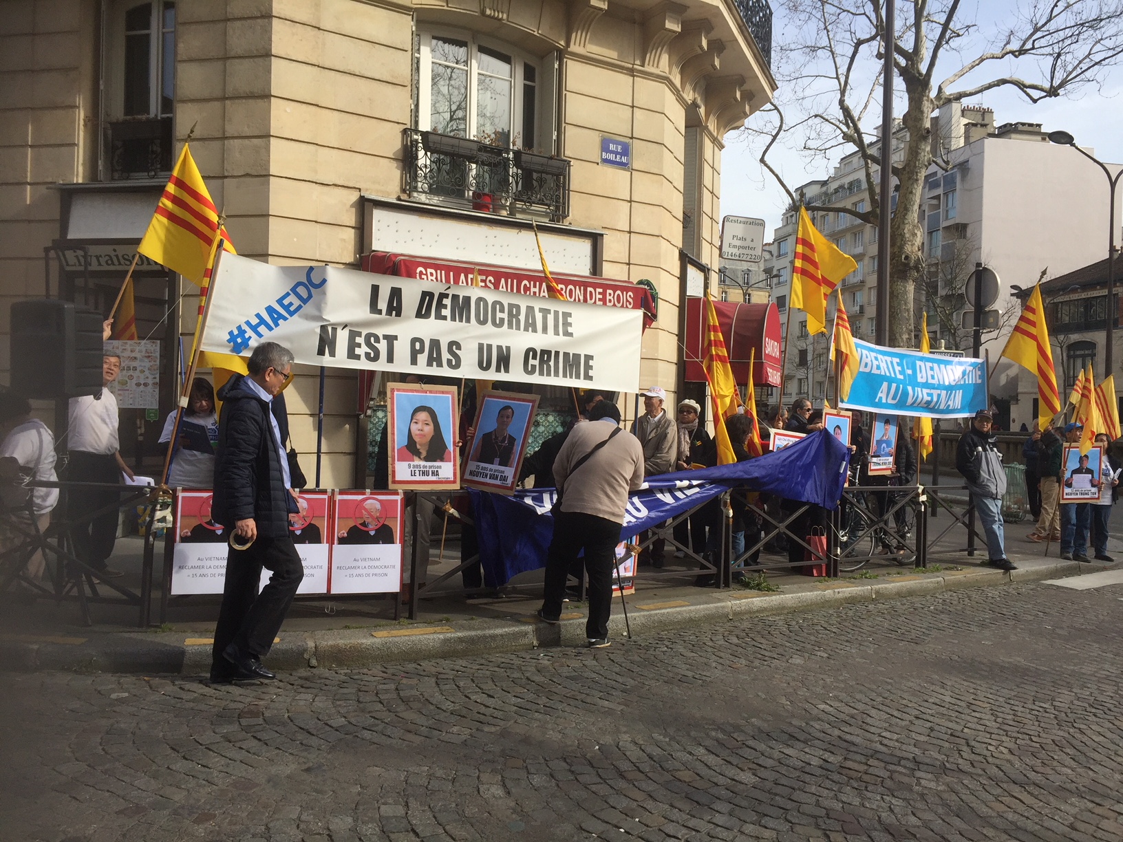 Manifestation devant l'ambassade du Vietnam à Paris, photo CBO, Asie21